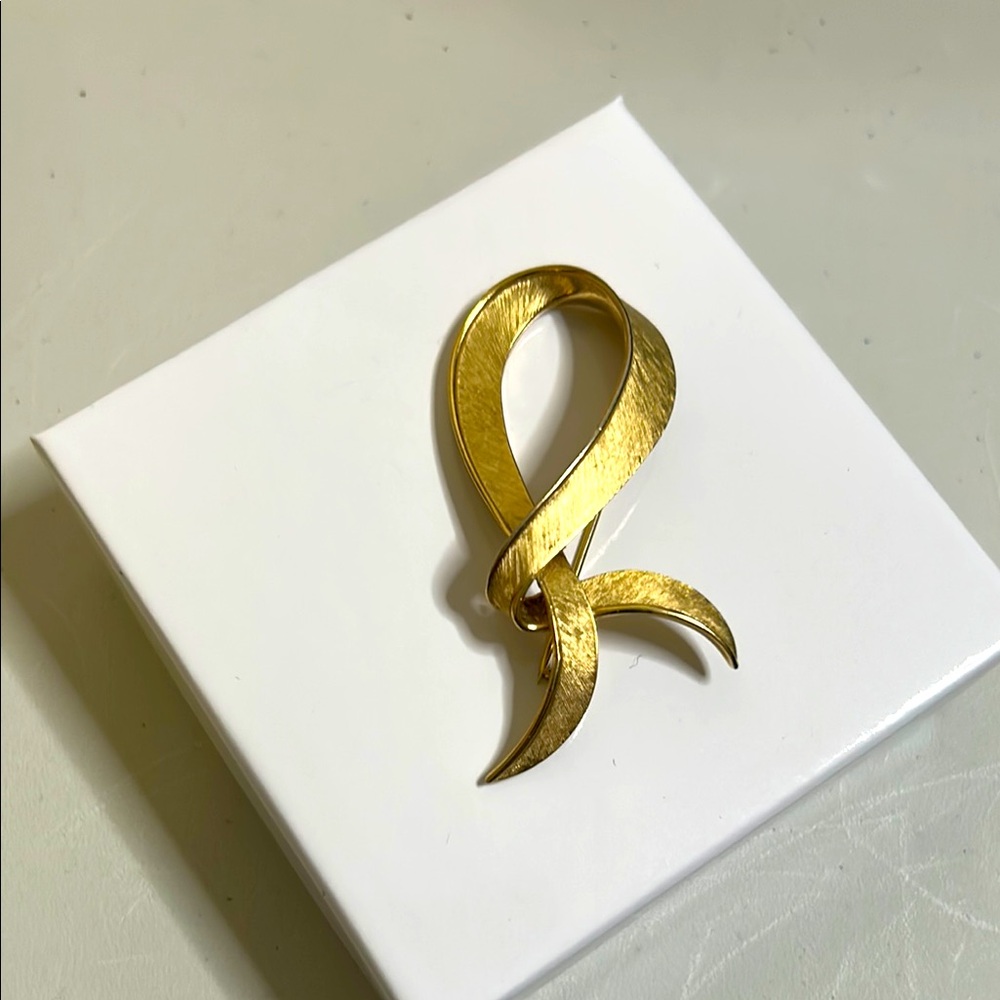 Crown Trifari gold tone ribbon brooch classic
Sophisticated Old money